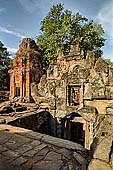 Bakong temple - entrance building of the northern stairway